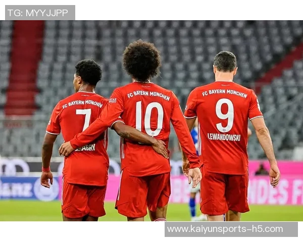 穆勒携家人共度假期现场观赛拜仁男篮圣诞前夕盛况